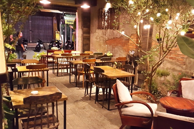 Mẫu ghế gỗ cafe sử dụng trong không gian cổ điển